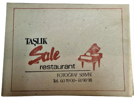 1970 FERDİ ÖZBEGEN TAŞLIK ŞALE RESTAURANT SAHNEDE ŞARKI SÖYLERKEN KARTON KAPAKLI SİYAH BEYAZ FOTOGRAF
