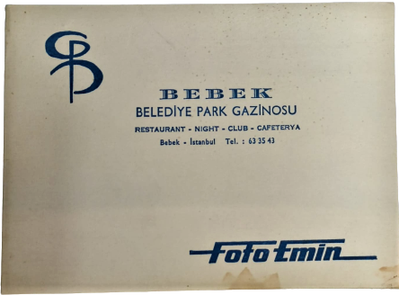 1970 TARIK AKAN ARKADAŞIYLA  BEBEK BELEDİYE PARK GAZİNOSUNDA CEKİLMİŞ KARTON KAPAKLI SİYAH BEYAZ FOTOGRAF