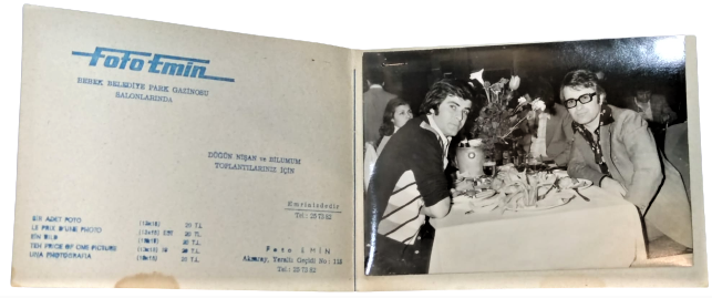 1970 TARIK AKAN ARKADAŞIYLA  BEBEK BELEDİYE PARK GAZİNOSUNDA CEKİLMİŞ KARTON KAPAKLI SİYAH BEYAZ FOTOGRAF