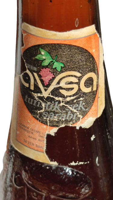 1960 DOLU  70 LİK MANTAR TIPALI KAPAGI ACILMAMIŞ AVSA  ŞEMPANZE ŞARAP ŞİŞE ÜZERİNE SARILMIŞ KABARTMA ŞEMPAZE