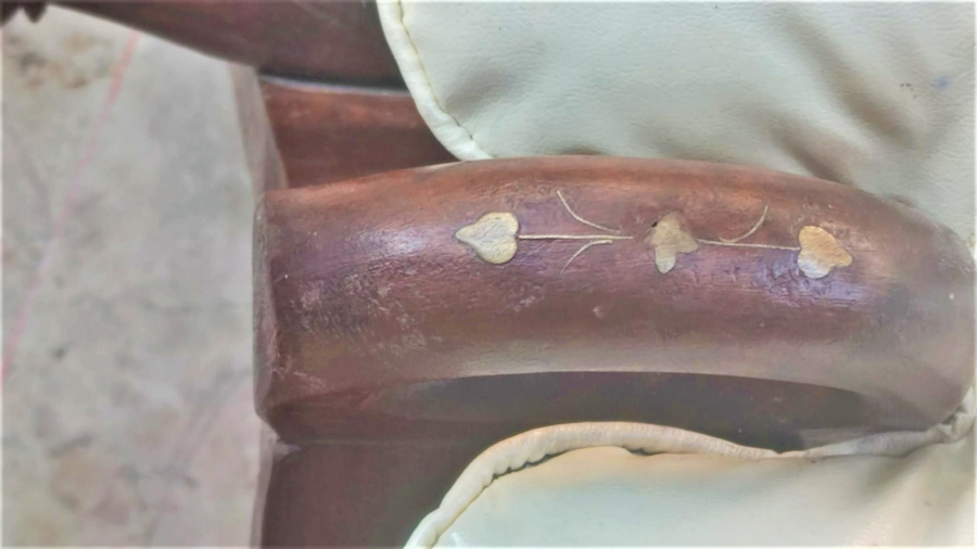 DEVE HÖRGÜCÜ SEMERİ ŞEKLİNDE TABURE AHŞAP KISMI GÜL AGACINDAN ÜZERİNDE PİRİNC KAKMALI MİNDERİ BEYAZ KABARA DÜGMELİ EL DİKİM DERİ