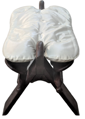 DEVE HÖRGÜCÜ SEMERİ ŞEKLİNDE TABURE AHŞAP KISMI GÜL AGACINDAN ÜZERİNDE PİRİNC KAKMALI MİNDERİ BEYAZ KABARA DÜGMELİ EL DİKİM DERİ