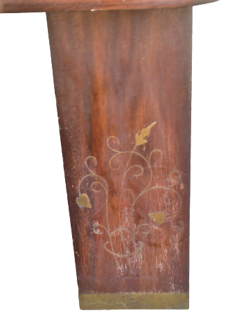 DEVE HÖRGÜCÜ SEMERİ ŞEKLİNDE TABURE AHŞAP KISMI GÜL AGACINDAN ÜZERİNDE PİRİNC KAKMALI MİNDERİ BEYAZ KABARA DÜGMELİ EL DİKİM DERİ