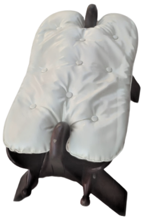 DEVE HÖRGÜCÜ SEMERİ ŞEKLİNDE TABURE AHŞAP KISMI GÜL AGACINDAN ÜZERİNDE PİRİNC KAKMALI MİNDERİ BEYAZ KABARA DÜGMELİ EL DİKİM DERİ