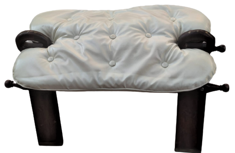 DEVE HÖRGÜCÜ SEMERİ ŞEKLİNDE TABURE AHŞAP KISMI GÜL AGACINDAN ÜZERİNDE PİRİNC KAKMALI MİNDERİ BEYAZ KABARA DÜGMELİ EL DİKİM DERİ