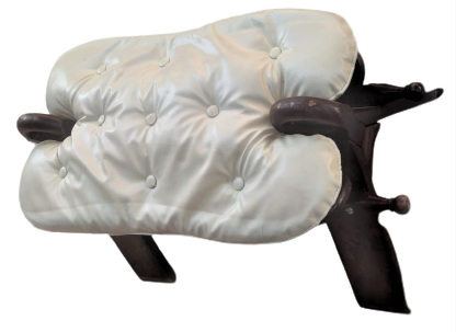 DEVE HÖRGÜCÜ SEMERİ ŞEKLİNDE TABURE AHŞAP KISMI GÜL AGACINDAN ÜZERİNDE PİRİNC KAKMALI MİNDERİ BEYAZ KABARA DÜGMELİ EL DİKİM DERİ