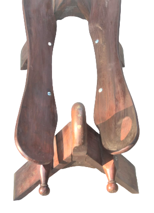 DEVE HÖRGÜCÜ SEMERİ ŞEKLİNDE TABURE AHŞAP KISMI GÜL AGACINDAN ÜZERİNDE PİRİNC KAKMALI MİNDERİ BEYAZ KABARA DÜGMELİ EL DİKİM DERİ