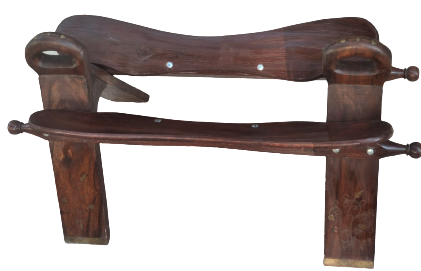 DEVE HÖRGÜCÜ SEMERİ ŞEKLİNDE TABURE AHŞAP KISMI GÜL AGACINDAN ÜZERİNDE PİRİNC KAKMALI MİNDERİ BEYAZ KABARA DÜGMELİ EL DİKİM DERİ