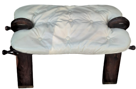 DEVE HÖRGÜCÜ SEMERİ ŞEKLİNDE TABURE AHŞAP KISMI GÜL AGACINDAN ÜZERİNDE PİRİNC KAKMALI MİNDERİ BEYAZ KABARA DÜGMELİ EL DİKİM DERİ