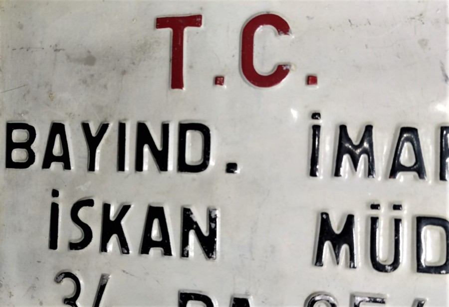 ARACLARIN ŞEHİR İÇERSİNDE CALIŞMASI İÇİN ALINAN MUSADE İLE BASTIRILAN PLAKA  TÜRKİYE CUMHURİYETİ BAYINDIR İMAR İSKAN MUDÜRLÜĞÜ