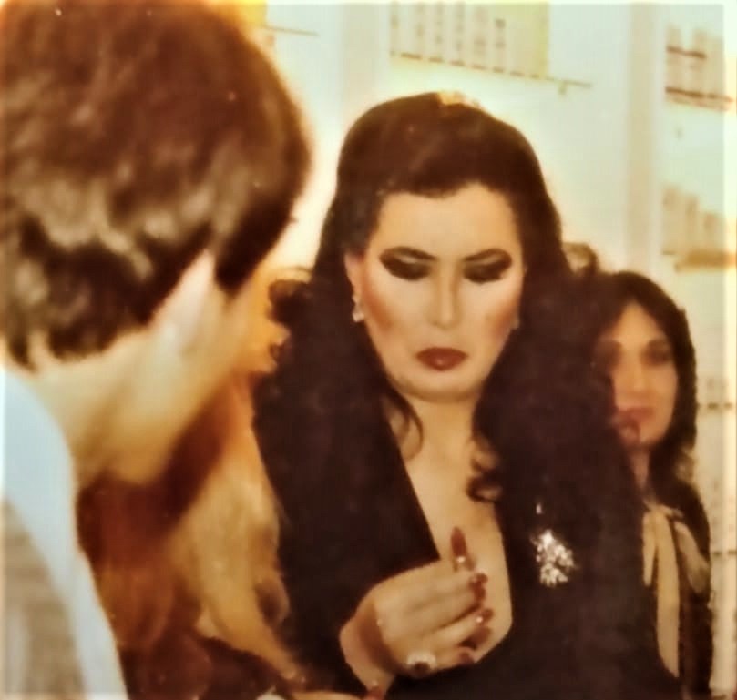 1980 BULENT ERSOY İSTANBUL BAKIRKÖY DE BİR PARFUMERİ MAGAZASININ ACILIŞI DAVETİNDE ÜRÜN DENERKEN 2 ADET ORJİNAL FOTOGRAFI