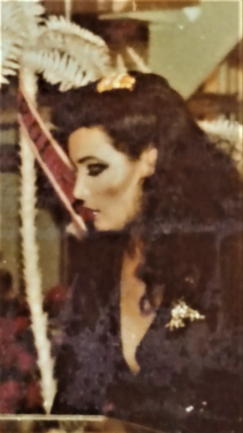 1980 BULENT ERSOY İSTANBUL BAKIRKÖY DE BİR PARFUMERİ MAGAZASININ ACILIŞI DAVETİNDE ÜRÜN DENERKEN 2 ADET ORJİNAL FOTOGRAFI