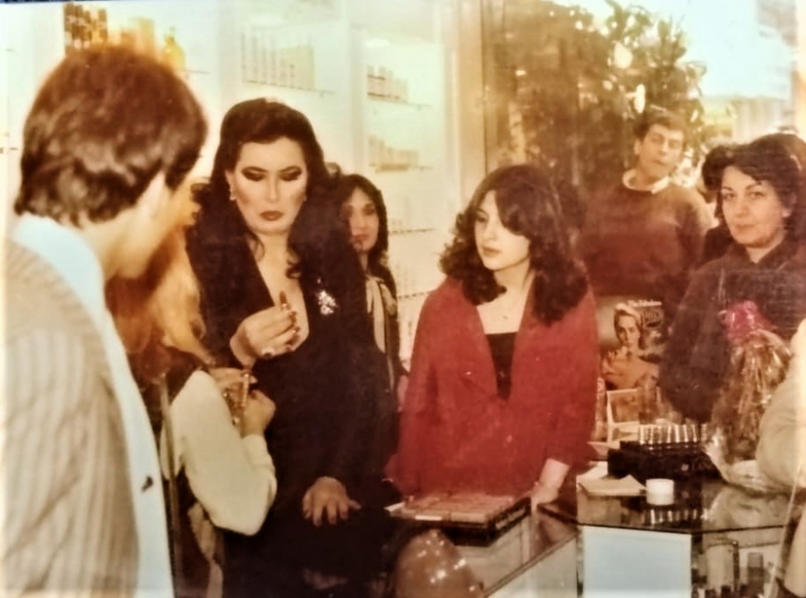 1980 BULENT ERSOY İSTANBUL BAKIRKÖY DE BİR PARFUMERİ MAGAZASININ ACILIŞI DAVETİNDE ÜRÜN DENERKEN 2 ADET ORJİNAL FOTOGRAFI