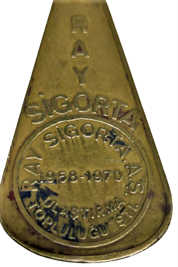 DENİZ NAKLİYAT VE RAY SİGORTA CİFT TARAFLI KABARTMA SARI METALDEN  ANAHTARLIK