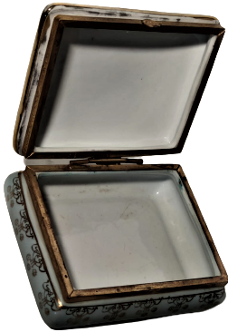 1950 FRANSIZ DAMGALI PORSELEN KAPAKLI MUCEVHER KUTUSU ÜZERİ İMZALI RESİMLİ  PRENS PRENSES FİGÜRLU