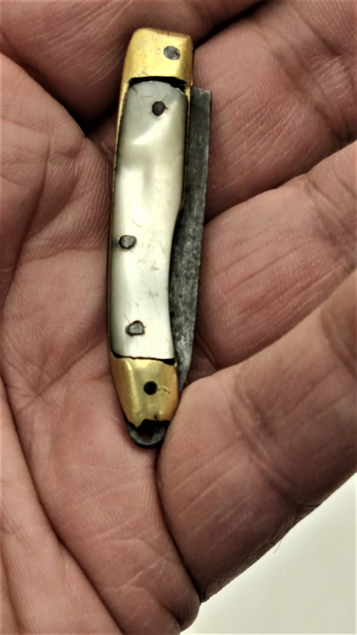 OSMALI ÜZERİNDE SİLAH YAZILI MASKOT CAKI  USTA İŞİ EL YAPIMI PİRİNC VE SEDEF KULLANILARAK TAMAMLANMIŞ  BICAK KISMI DÖVME SICAK CELİKDİR 