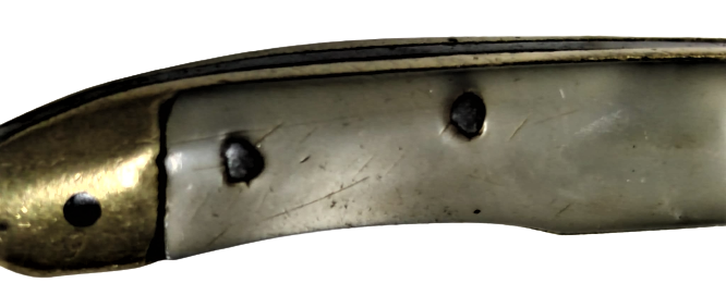 OSMALI ÜZERİNDE SİLAH YAZILI MASKOT CAKI  USTA İŞİ EL YAPIMI PİRİNC VE SEDEF KULLANILARAK TAMAMLANMIŞ  BICAK KISMI DÖVME SICAK CELİKDİR 