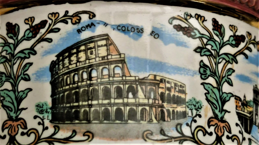 KOLOZYUM FORMDA ROMA NIN TARİHİ YERLERİNİN RESMEDİLMİŞ OLDUGU KAHVERENK VE ALTIN CEKMELER OLAN PORSELEN CİFT KÜLLÜK