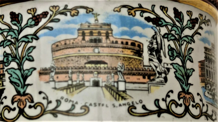 KOLOZYUM FORMDA ROMA NIN TARİHİ YERLERİNİN RESMEDİLMİŞ OLDUGU KAHVERENK VE ALTIN CEKMELER OLAN PORSELEN CİFT KÜLLÜK