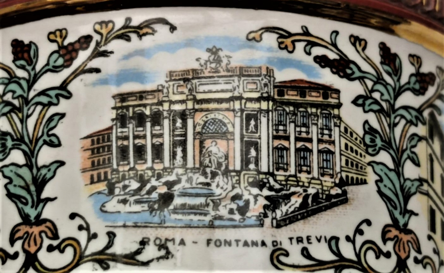 KOLOZYUM FORMDA ROMA NIN TARİHİ YERLERİNİN RESMEDİLMİŞ OLDUGU KAHVERENK VE ALTIN CEKMELER OLAN PORSELEN CİFT KÜLLÜK