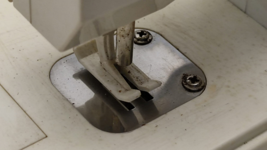 1970 OYUNCAK DİKİŞ MAKİNESİ PFAFF TİPMATİC KREM KAHVE RENKLERDE PLASTİK PİLLİ PEDALLI OYUNCAK