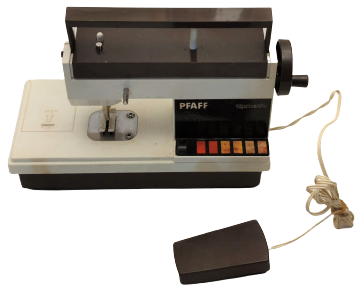 1970 OYUNCAK DİKİŞ MAKİNESİ PFAFF TİPMATİC KREM KAHVE RENKLERDE PLASTİK PİLLİ PEDALLI OYUNCAK