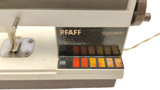 1970 OYUNCAK DİKİŞ MAKİNESİ PFAFF TİPMATİC KREM KAHVE RENKLERDE PLASTİK PİLLİ PEDALLI OYUNCAK