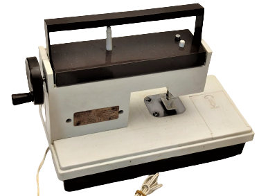 1970 OYUNCAK DİKİŞ MAKİNESİ PFAFF TİPMATİC KREM KAHVE RENKLERDE PLASTİK PİLLİ PEDALLI OYUNCAK