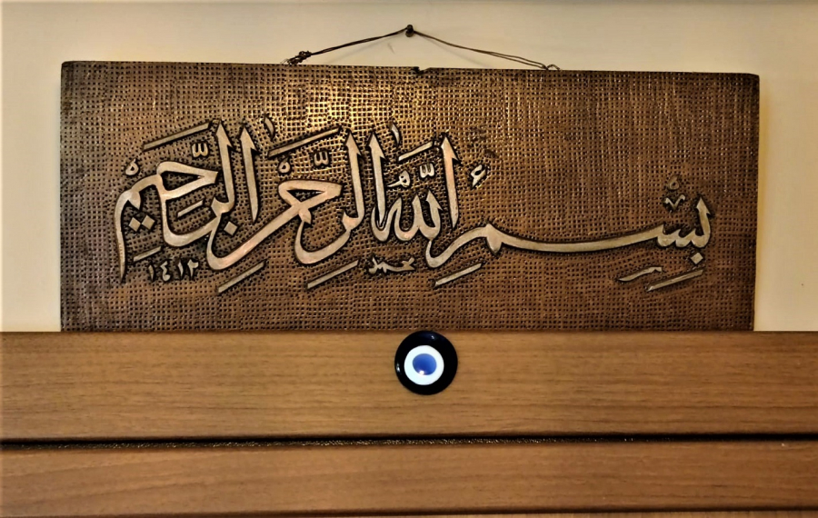 1412 TARİHLİ TEK PARCA  AHŞAP COK İNCE OYMA TEKNİGİYLE YAPILMIŞ EL USTA İŞİ SÜLÜS OKLU BESMELE KABARTMA HAT YAZI