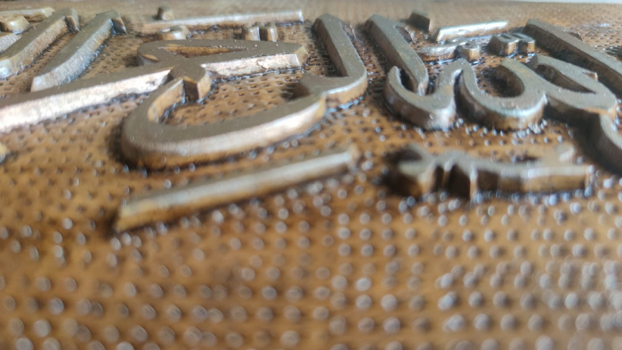 1412 TARİHLİ TEK PARCA  AHŞAP COK İNCE OYMA TEKNİGİYLE YAPILMIŞ EL USTA İŞİ SÜLÜS OKLU BESMELE KABARTMA HAT YAZI