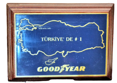 GOOD YEAR  TÜRKİYE DE # 1 İZMİT ADAPAZARI PLAKET KADİFE KUTUSUNDA AHŞAP ÜZERİ METAL TÜRKİYE HARİTASI
