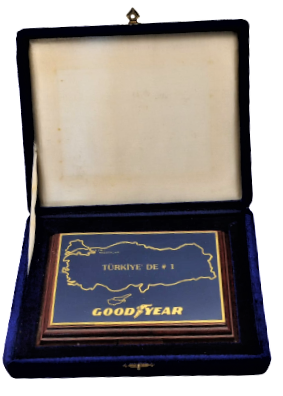 GOOD YEAR  TÜRKİYE DE # 1 İZMİT ADAPAZARI PLAKET KADİFE KUTUSUNDA AHŞAP ÜZERİ METAL TÜRKİYE HARİTASI