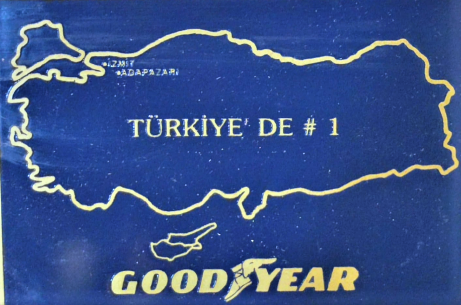 GOOD YEAR  TÜRKİYE DE # 1 İZMİT ADAPAZARI PLAKET KADİFE KUTUSUNDA AHŞAP ÜZERİ METAL TÜRKİYE HARİTASI