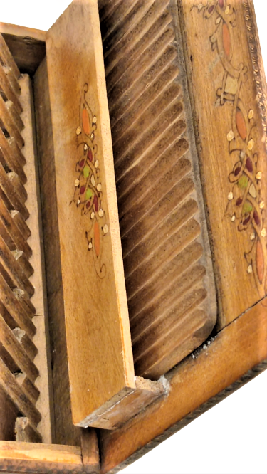 HAPISHANE İŞİ EL KÖK BOYAMA EL YAPIM USTA İŞİ SIGARA İKRAM KAPAKLI İCERSİ HAREKETLİ AHŞAP SUNUM KUTUSU 40 DAL SİGARA KOYMA