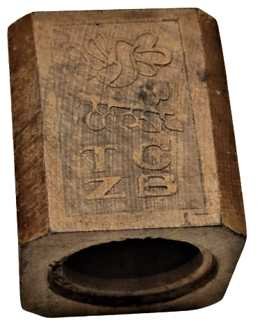 TÜRK CUMHURİYETİ ZİRAAT BABKASI AHŞAP KUMBARA UZRİNDE 2 ADEY BASKI RESİM 2 ADEY KABARTA VARDIR