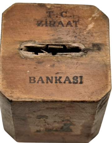 TÜRK CUMHURİYETİ ZİRAAT BABKASI AHŞAP KUMBARA UZRİNDE 2 ADEY BASKI RESİM 2 ADEY KABARTA VARDIR