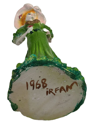 1968 İRFAN SANATCI İMZALI ALCI EL BOYAMA YEŞİL GECE TUVALET ELBİSELİ ŞAPKALI ELİNDE CİCEK BUKETİ TUTMAKDA