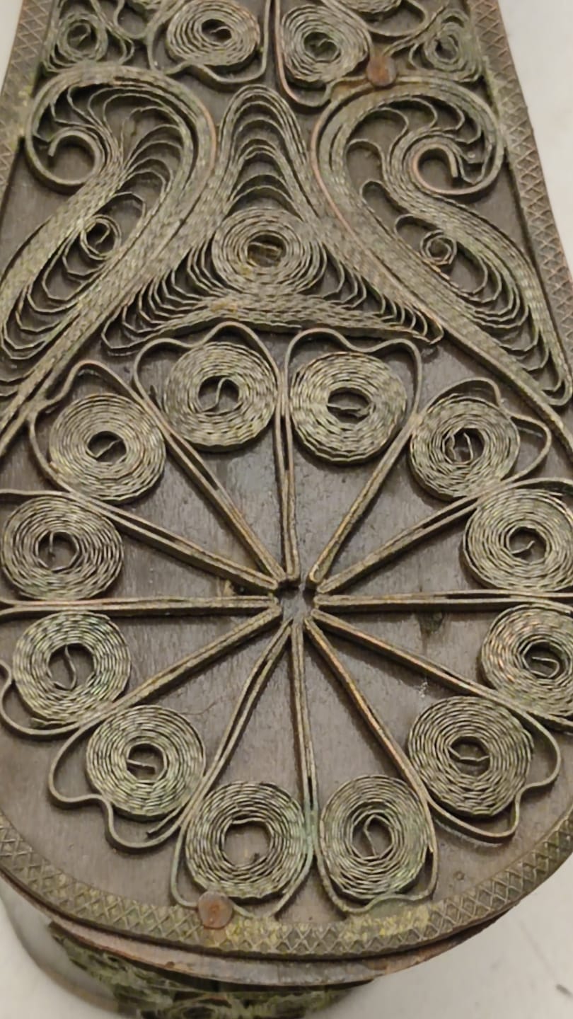 AHŞAP ÜZERİNE EL İŞİ  GÜMÜŞ KAPLAMA TELKARİ İŞLEMELİ ÇİFT TAKUNYA 35 NUMARA GİBİDİR