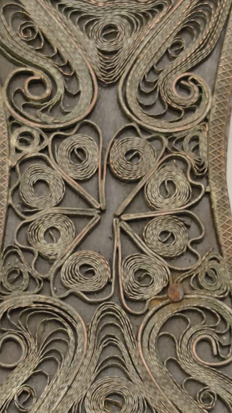 AHŞAP ÜZERİNE EL İŞİ  GÜMÜŞ KAPLAMA TELKARİ İŞLEMELİ ÇİFT TAKUNYA 35 NUMARA GİBİDİR