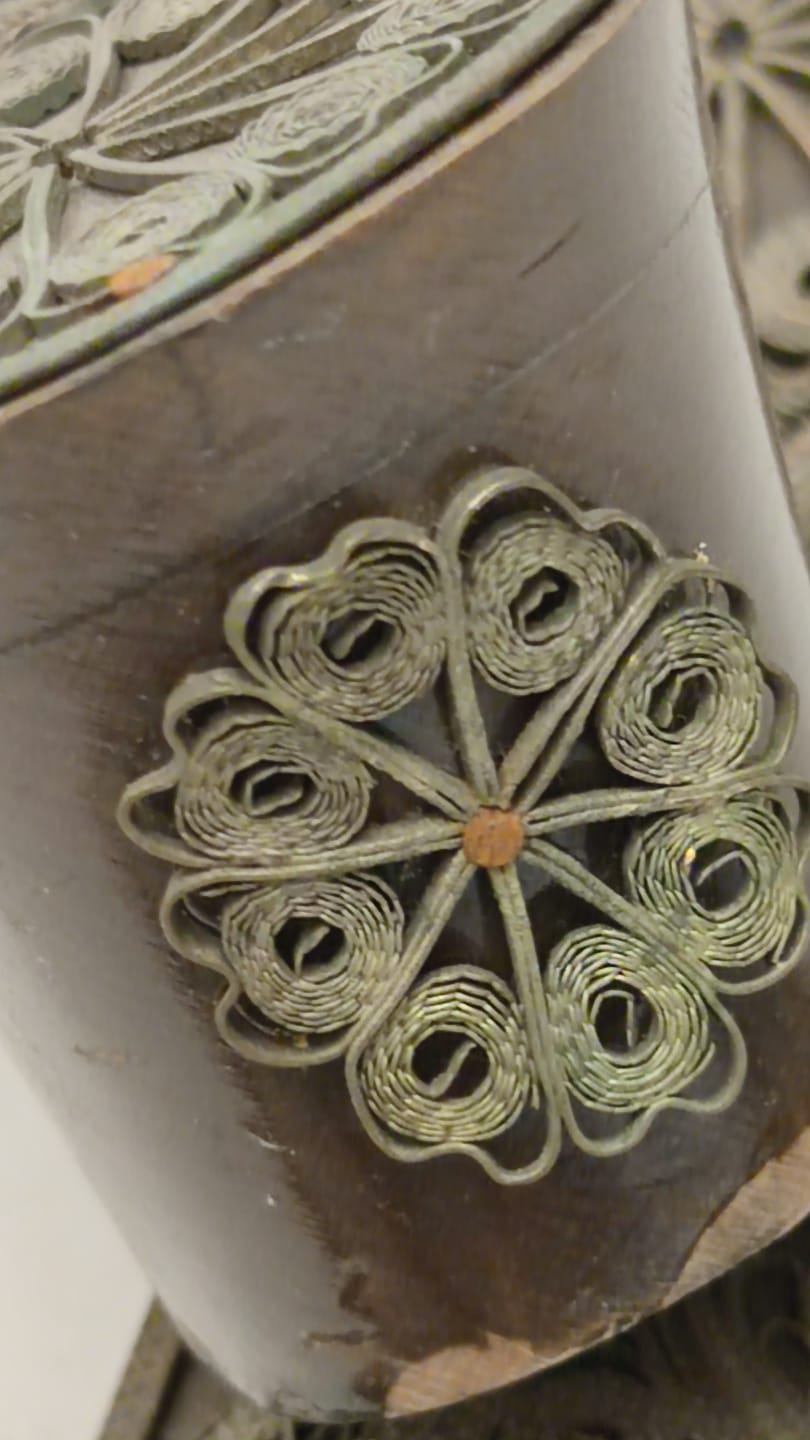 AHŞAP ÜZERİNE EL İŞİ  GÜMÜŞ KAPLAMA TELKARİ İŞLEMELİ ÇİFT TAKUNYA 35 NUMARA GİBİDİR