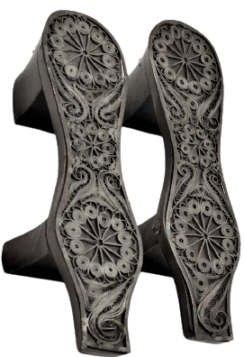 AHŞAP ÜZERİNE EL İŞİ  GÜMÜŞ KAPLAMA TELKARİ İŞLEMELİ ÇİFT TAKUNYA 35 NUMARA GİBİDİR