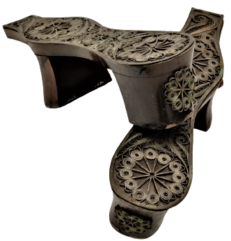 AHŞAP ÜZERİNE EL İŞİ  GÜMÜŞ KAPLAMA TELKARİ İŞLEMELİ ÇİFT TAKUNYA 35 NUMARA GİBİDİR