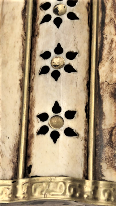 MÜCEVHER KUTUSU EL YAPIMI KEMİK ÜZERİ CİCEK KENARLAR MENTEŞELER KİLİT SİSTEMİ PİRİNC 