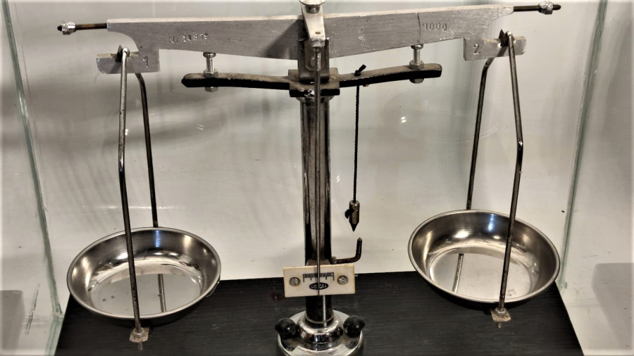 1960 YERLİ TÜRK MALI ALİMÜNYUM GOVDE KIROM KEFE 100 GR GÖRAL KEFELİ CAM FANUSLU HASSAS ECZACI TERAZİSİ