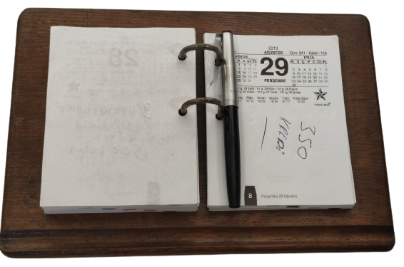 1920 AHŞAP MASA ÜZERİ HER YIL YENİSİYLE DEĞİŞEREK KULLANILAN TAKVİM VE NOT DEFTERİ