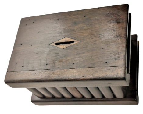 HAPISHANE MAHKUMLARIN YAPTIGI AHŞAP ŞİFRELİ GİZLİ ANAHTAR BÖLMELİ GİZLİ BÖLMESİ OLAN EL YAPIMI MASİF KUTU KAPAKLI KİLİTLİ KUMBARA