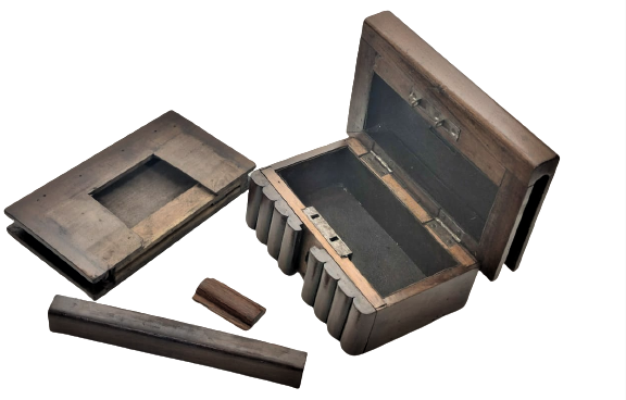 HAPISHANE MAHKUMLARIN YAPTIGI AHŞAP ŞİFRELİ GİZLİ ANAHTAR BÖLMELİ GİZLİ BÖLMESİ OLAN EL YAPIMI MASİF KUTU KAPAKLI KİLİTLİ KUMBARA