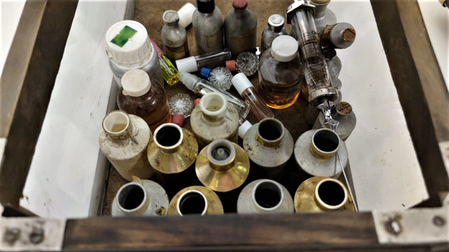 1930 SEYYAR ESANS PARFUM KOKUCU SANDIGI CAMLI CEMAKAN KOMPLE MASİF CERCEVE VE KAPAKLAR CAM CERCEVELER TAŞIMA KULPLU