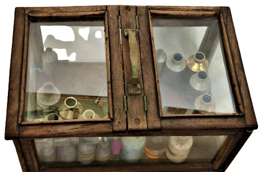 1930 SEYYAR ESANS PARFUM KOKUCU SANDIGI CAMLI CEMAKAN KOMPLE MASİF CERCEVE VE KAPAKLAR CAM CERCEVELER TAŞIMA KULPLU