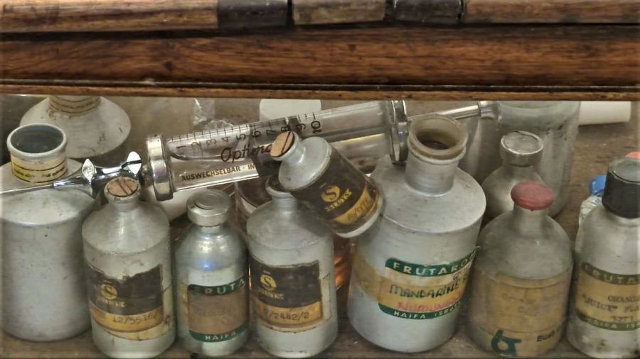 1930 SEYYAR ESANS PARFUM KOKUCU SANDIGI CAMLI CEMAKAN KOMPLE MASİF CERCEVE VE KAPAKLAR CAM CERCEVELER TAŞIMA KULPLU